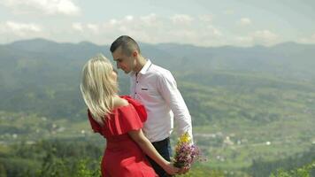 jovem casal junto. relação e amar. feliz. homem e mulher dentro amor video