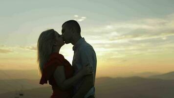 jovem casal junto. relação e amar. feliz. homem e mulher dentro amor video