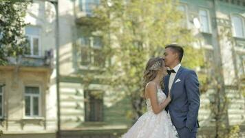 Casamento casal. adorável noivo e noiva. feliz família. homem e mulher dentro amor video