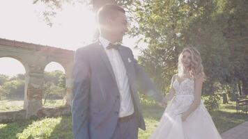 Casamento casal. adorável noivo e noiva. feliz família. homem e mulher dentro amor video