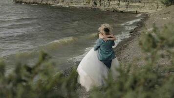 bruiloft paar. lief bruidegom en bruid. gelukkig familie. Mens en vrouw in liefde video