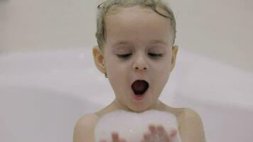 atractivo Tres años antiguo niña toma un baño. linda rubia niño video