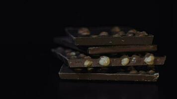 donker chocola blokken met noten details langzaam detailopname macro. chocola bars video