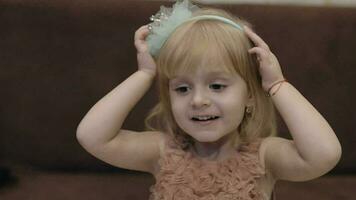 content Trois ans vieux fille. mignonne blond enfant. marron yeux. mignonne fille souriant video