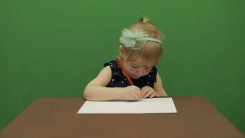 meisje zittend Bij de tafel. onderwijs werkwijze. schattig meisje lachend. chroma sleutel video