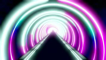 Moviente adelante dentro futurista túnel con redondo ultravioleta, rosa, púrpura y azul neón luces video