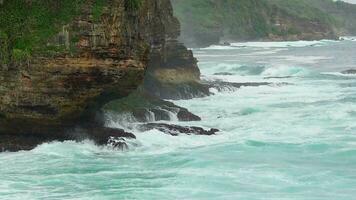 moment plage paysage avec gros vagues et falaise video