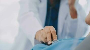 médical médecin toucher sur les patients détenteur à acclamation en haut patient video