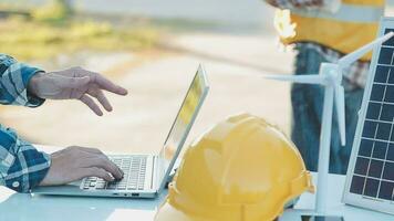 uma equipe do construção engenheiros fala para gerentes e construção trabalhadores às a construção local. qualidade inspeção, trabalhos plano, casa e industrial construção Projeto projeto video