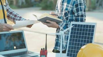 une équipe de construction ingénieurs pourparlers à gestionnaires et construction ouvriers à le construction placer. qualité inspection, travail plan, Accueil et industriel bâtiment conception projet video