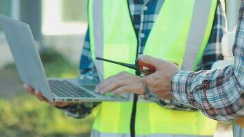 un' squadra di costruzione ingegneri parla per manager e costruzione lavoratori a il costruzione luogo. qualità ispezione, opera Piano, casa e industriale edificio design progetto video