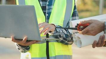 une équipe de construction ingénieurs pourparlers à gestionnaires et construction ouvriers à le construction placer. qualité inspection, travail plan, Accueil et industriel bâtiment conception projet video