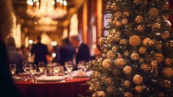 ai generado Navidad Días festivos y nuevo año celebracion, cena mesa y invitados a un lujo Inglés estilizado restaurante o hotel, Navidad árbol decoración, fiesta fiesta y evento invitación foto