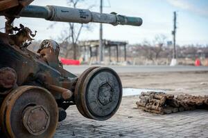 dañado militar tanque en un ciudad calle en Ucrania foto