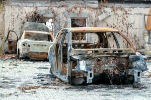 dañado y saqueado carros en un ciudad en Ucrania durante el guerra foto