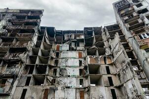 destruido y quemado casas en el ciudad Rusia Ucrania guerra foto