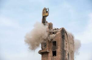 golpear y explosión de un combate militar misil en un residencial edificio en Ucrania foto