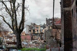 calle de el dañado ciudad sin personas en Ucrania foto