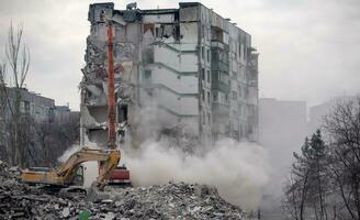 construcción equipo destruye afectado casas guerra en Ucrania foto