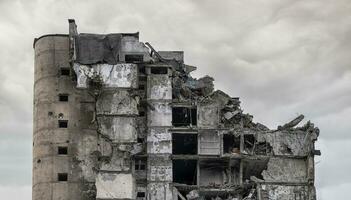 destruido y quemado casas en el ciudad Rusia Ucrania guerra foto