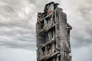 destruido y quemado casas en el ciudad Rusia Ucrania guerra foto