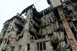 destruido y quemado casas en el ciudad Rusia Ucrania guerra foto