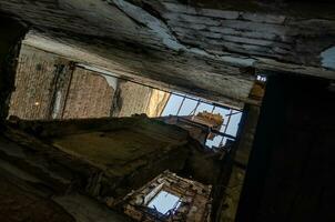dentro un dañado casa en Ucrania foto
