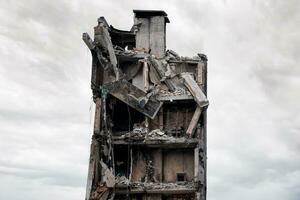 destruido y quemado casas en el ciudad Rusia Ucrania guerra foto