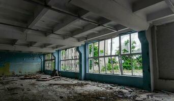 dentro un destruido colegio en Ucrania foto