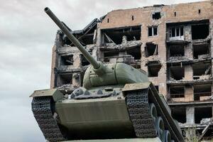 militar tanque en un ciudad calle en Ucrania foto