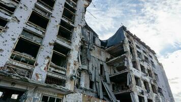 destruido y quemado casas en el ciudad Rusia Ucrania guerra foto