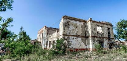 destruido y quemado casas en el ciudad Rusia Ucrania guerra foto