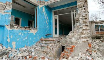 destruido colegio edificio en Ucrania foto