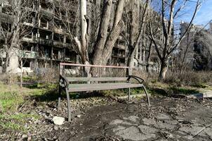 destruido y quemado casas en el ciudad Rusia Ucrania guerra foto