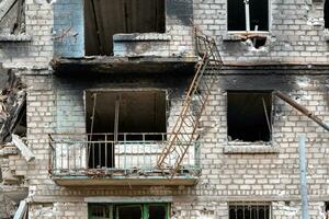 destruido y quemado casas en el ciudad Rusia Ucrania guerra foto