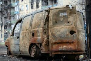 dañado y saqueado carros en un ciudad en Ucrania durante el guerra foto