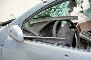 dañado y saqueado carros en un ciudad en Ucrania durante el guerra foto