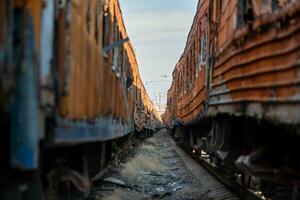 dañado y quemado trenes en Ucrania foto