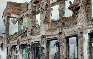 destruido y quemado casas en el ciudad Rusia Ucrania guerra foto