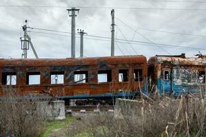 quemado fuera estropeado arriba vagones en Ucrania foto