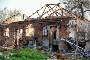 destruido y quemado casas en el ciudad Rusia Ucrania guerra foto