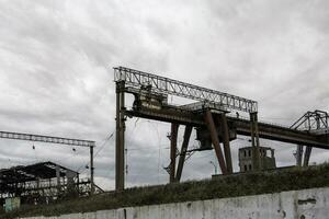 destruido edificios de el taller de el azovstal planta en mariupol Ucrania foto