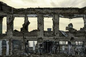 destruido y quemado casas en el ciudad Rusia Ucrania guerra foto