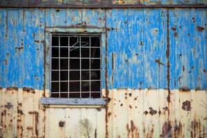 explosión dañado azul amarillo casa pared en Ucrania foto