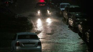 gammal sovjet niva bil rör på sig längs natt parkering på sommar regn video