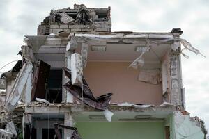 destruido y quemado casas en el ciudad durante el guerra en Ucrania foto