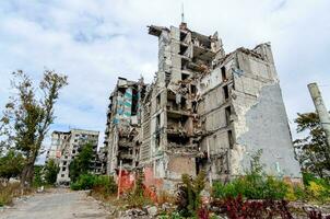 destruido y quemado casas en el ciudad durante el guerra en Ucrania foto