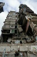 destruido y quemado casas en el ciudad durante el guerra en Ucrania foto