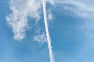 estela de un cohete lanzamiento en el azul cielo en Ucrania foto