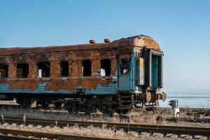 dañado y quemado trenes en Ucrania foto